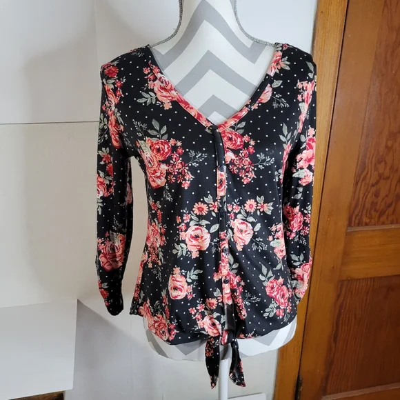 Womans no boundaries Floral and Black Knit top Tie front Lace Back Size Small - Picture 2 of 13